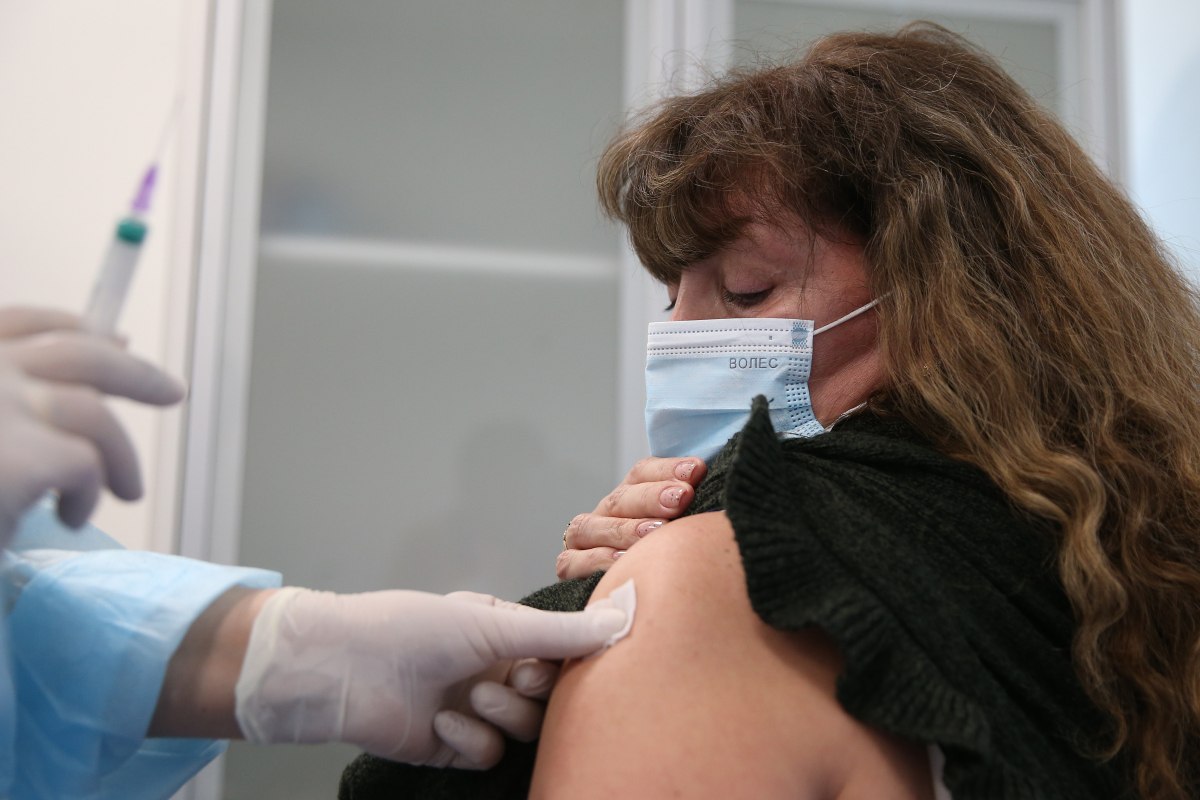 Первый человек в Украине прошел весь этап вакцинации против коронавируса