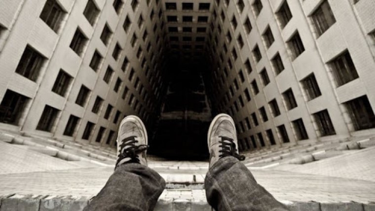 У Києві з балкона вистрибнула 15-річна дівчина