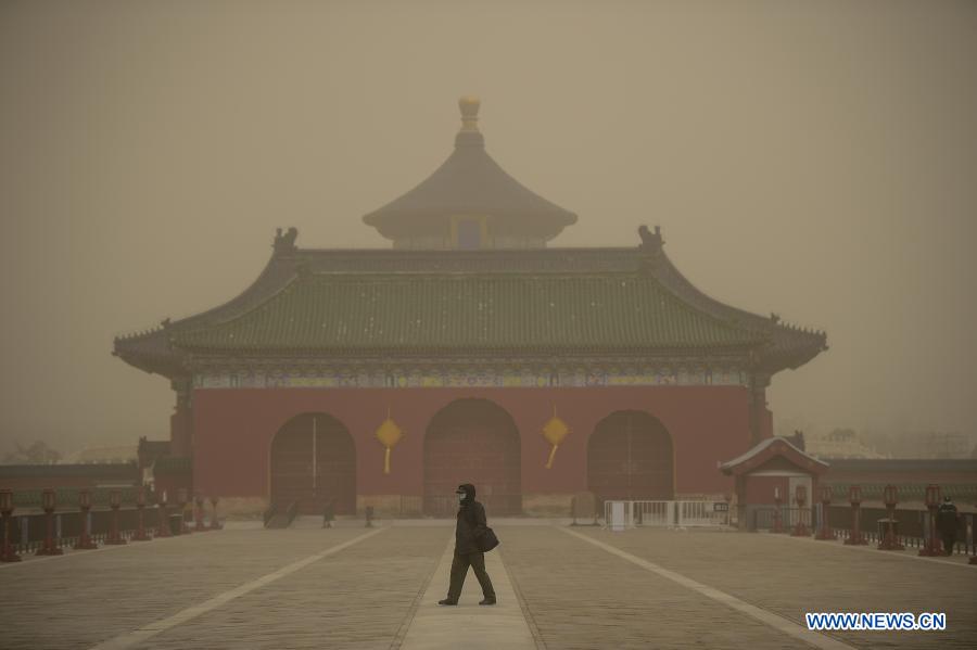 Піщана буря накрила Китай - відео