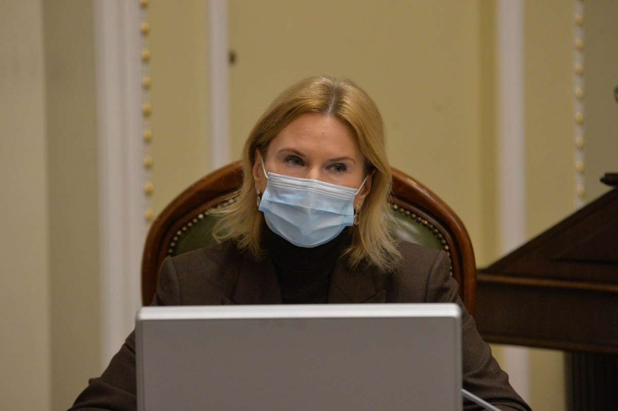 В Раді вимагають повернути до очного навчання школи, де щепили всіх вчителів