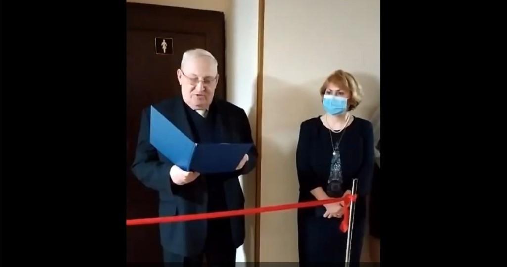 В киевском вузе к 8 Марта торжественно открыли туалет, омбудсмен требует расследовать "действо" (видео)