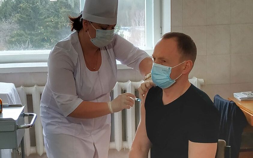 Мэр Чернигова вакцинировался от коронавируса индийским препаратом