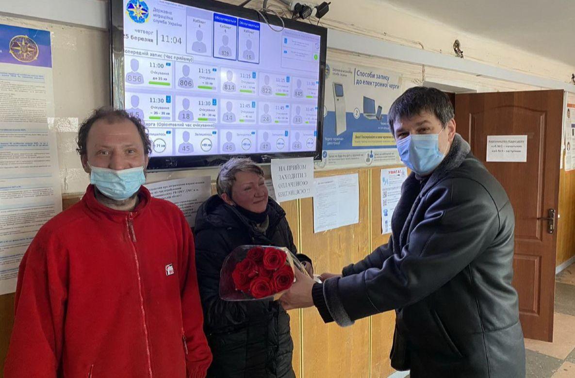 В Киеве двое бездомных получили новые документы, чтобы пожениться и устроиться на работу (фото)