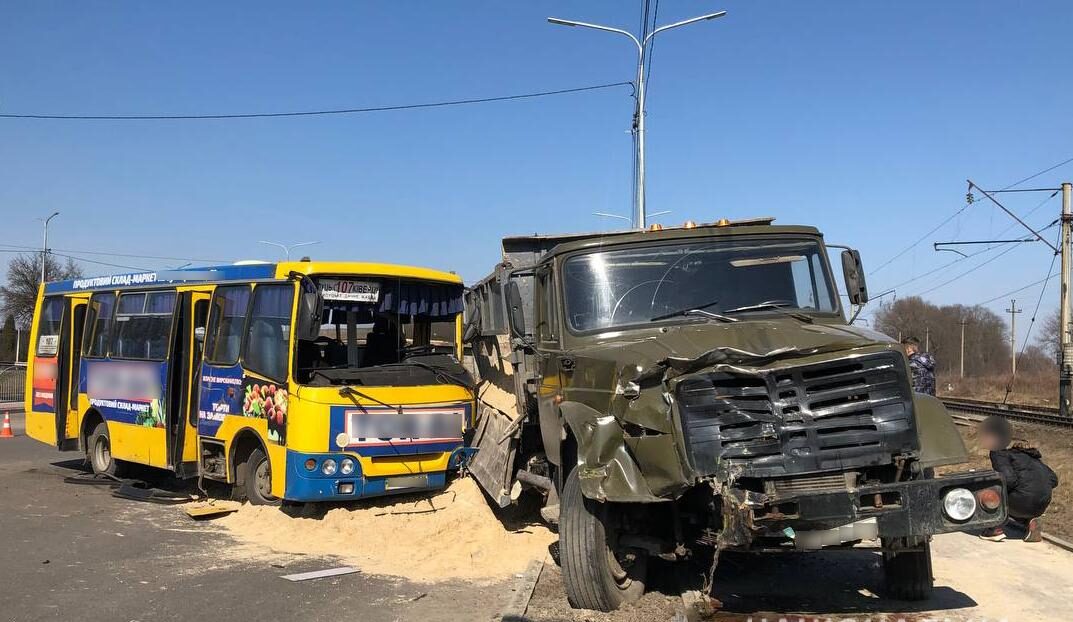 У Луцьку вантажівка врізалась в автобус з людьми - відео