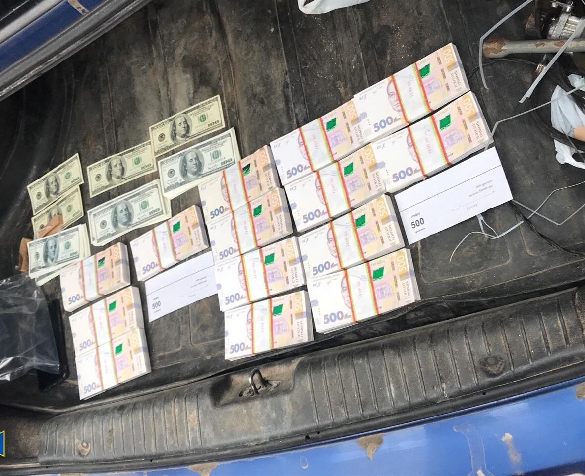 В Киевской области на взяточничестве разоблачили председателя ОТГ и его заместителя