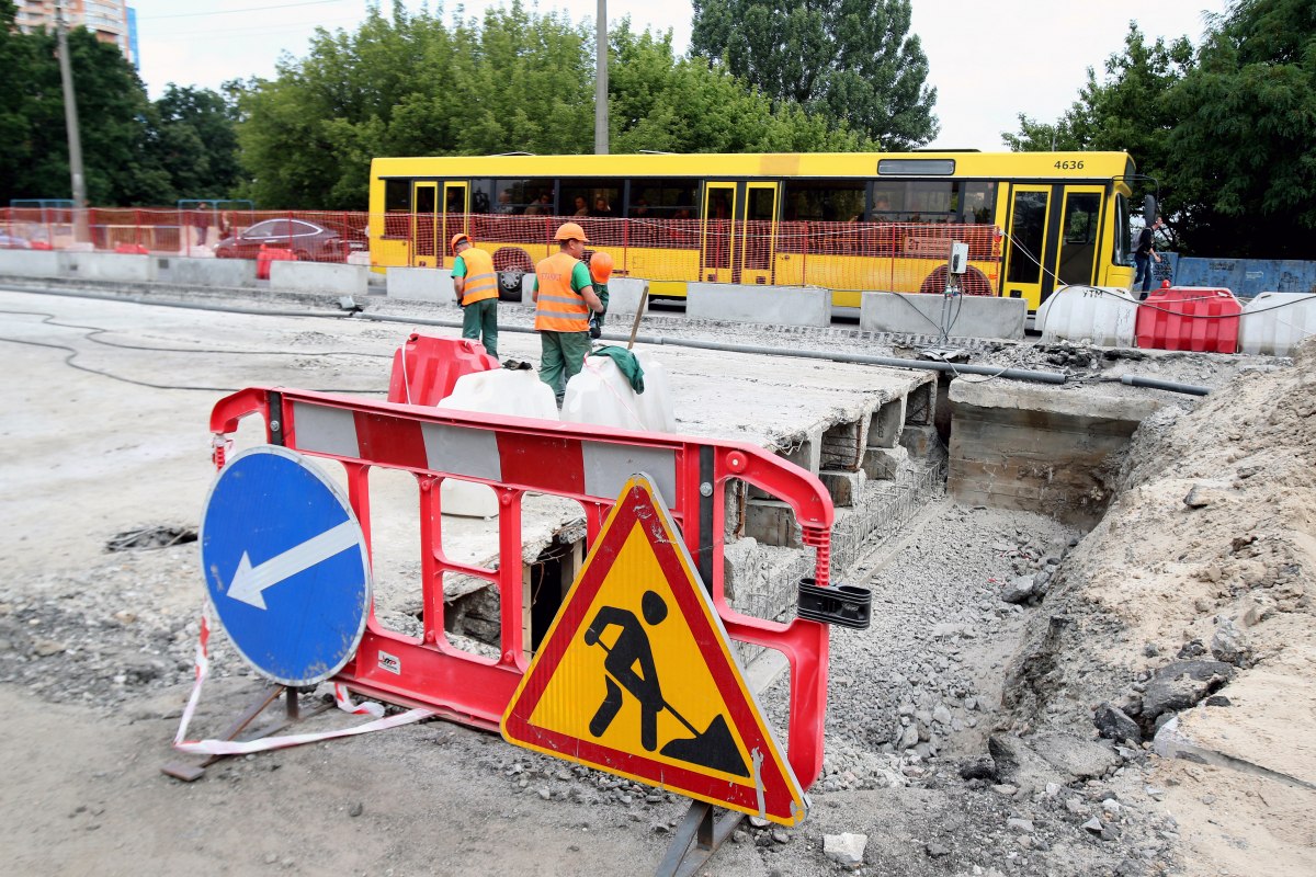 В Киеве ограничили движение транспорта на Броварском проспекте