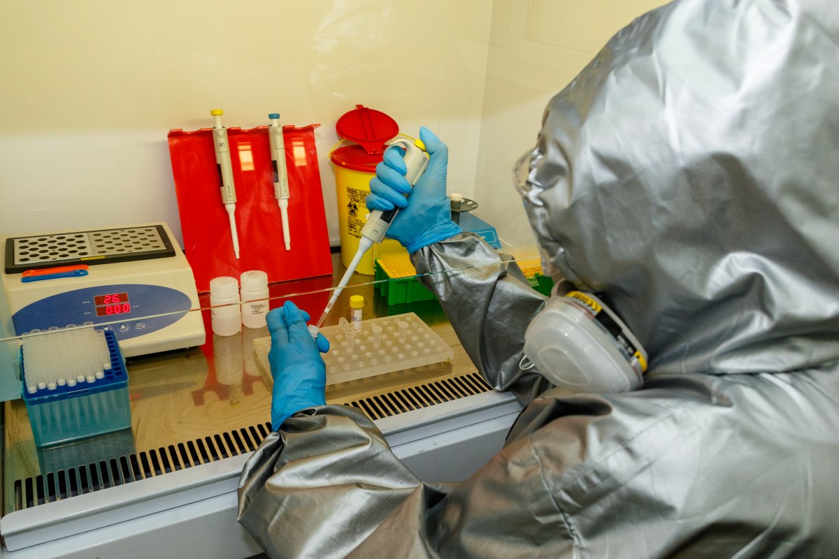 Медичний працівник проводить дослідження на COVID-19 ПЛР-методом, коронавірус