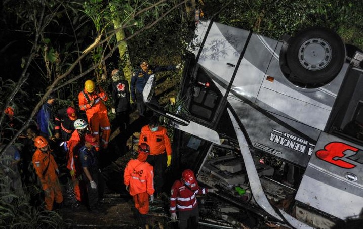 Шкільний автобус впав у прірву в Індонезії - 27 жертв