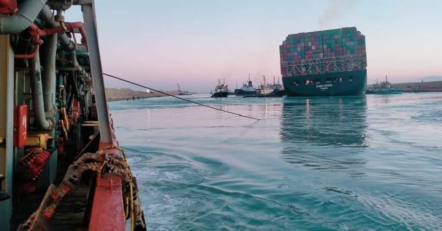 Ever Given сдвинули с мели в Суэцком канале