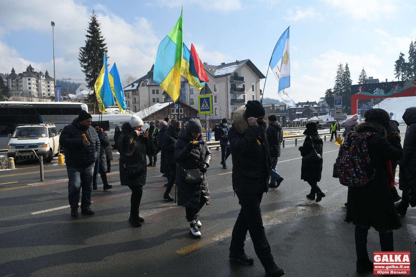 Підприємці заблокували дорогу на "Буковель" з вимогою закрити курорт на карантин (відео)