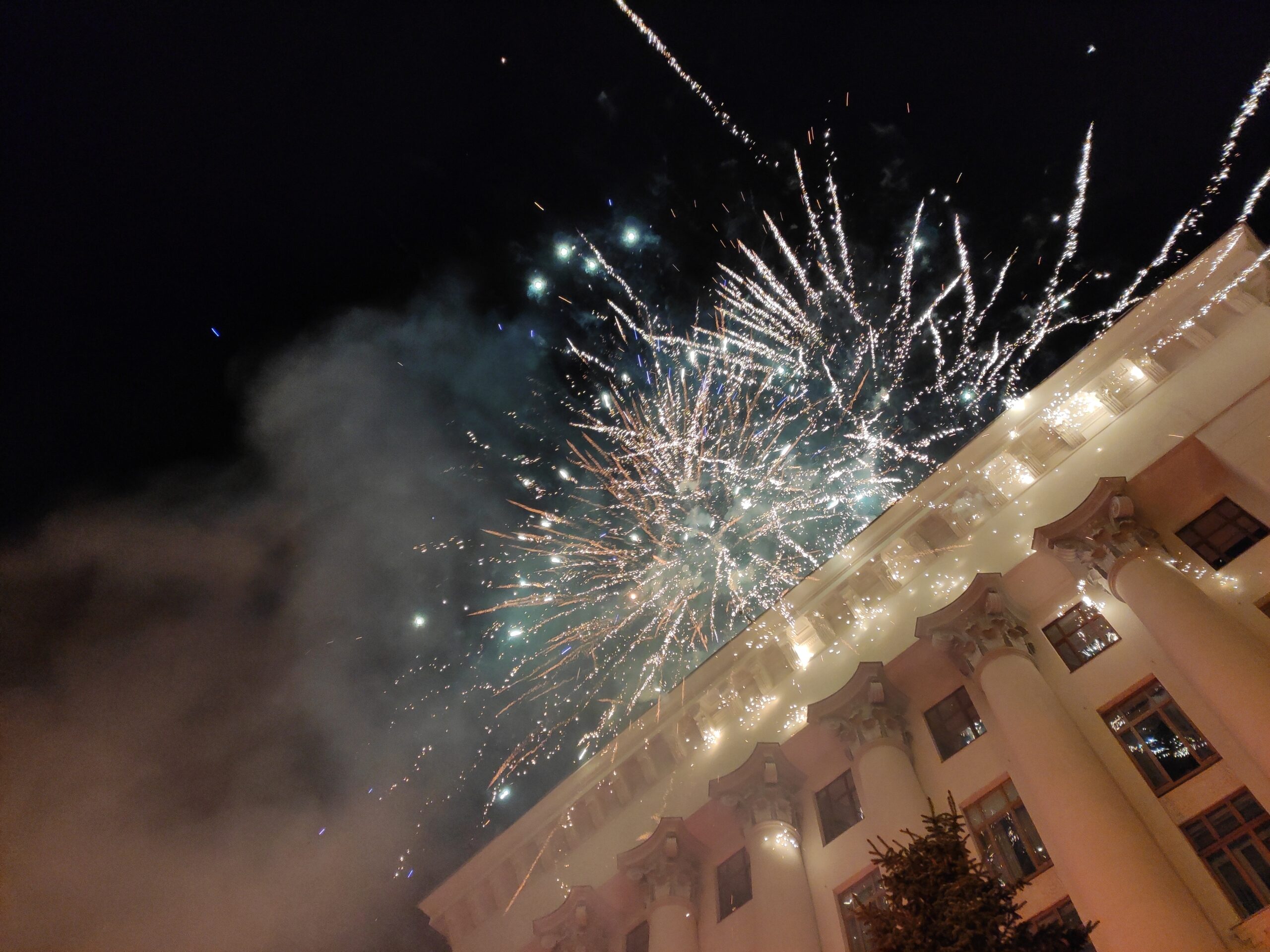 Акція протесту на Банковій завершилася салютом - як усе відбувалося