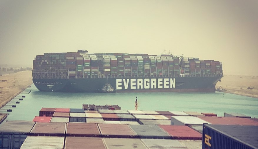 На Суецькому каналі виник затор через контейнеровоз - відео, фото