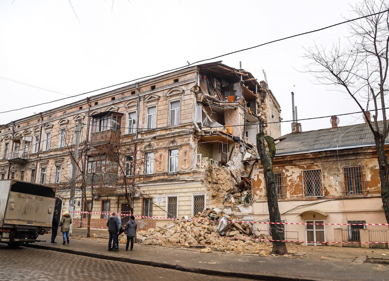 Обвал стіни триповерхового житлового будинку в Одесі - фото