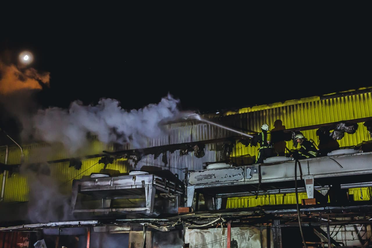 Масштабный пожар потушили спасатели в Киеве - фото