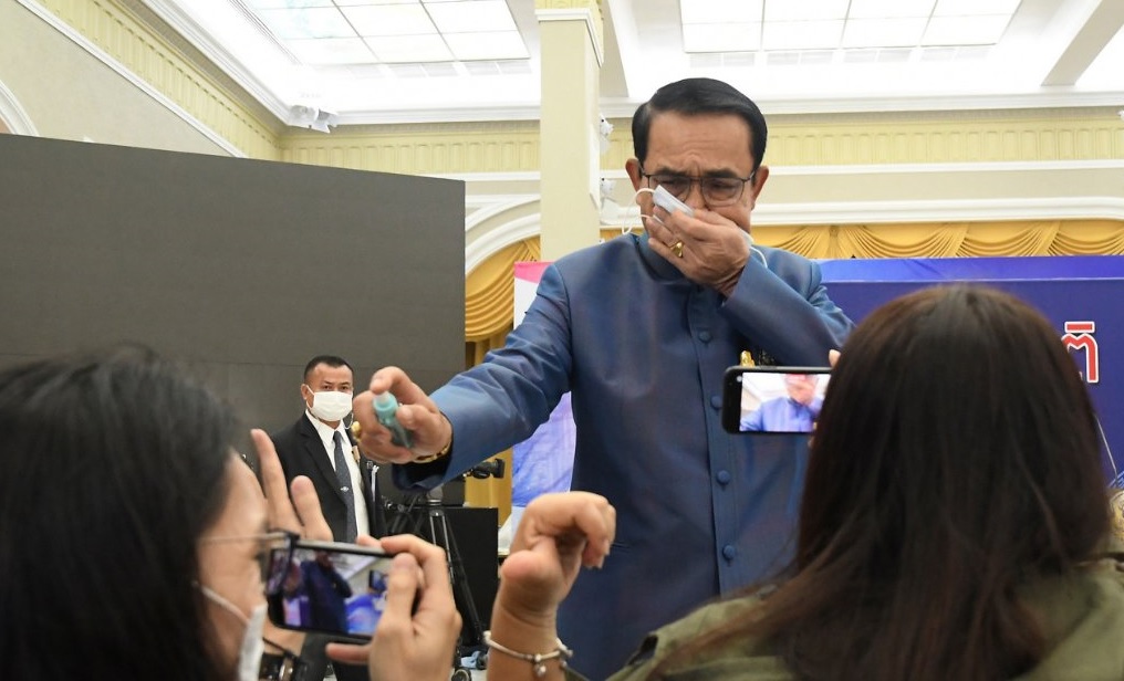 Прем'єр Таїланду за незручні питання обприскав журналістів дезінфектором - відео