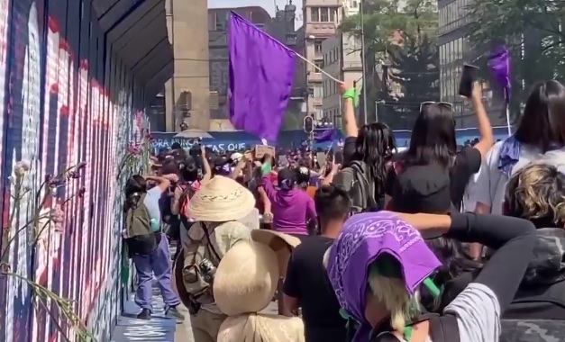 Более 80 человек пострадали в Мексике во время акции феминисток - видео