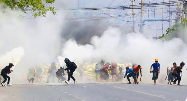 За добу протестів у М'янмі силовики вбили понад 90 мирних людей - відео