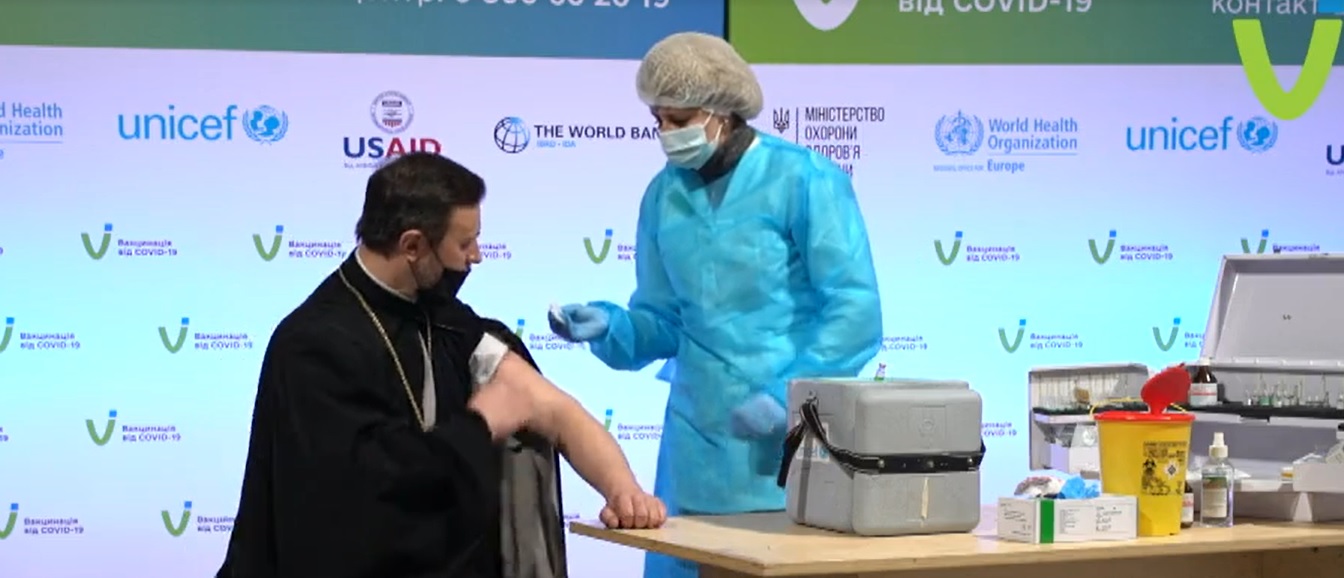Священников в Украине вакцинировали против коронавируса в прямом эфире