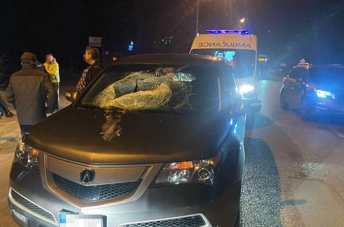 У Львові кришка люка влетіла в авто та вбила 10-річного хлопчика