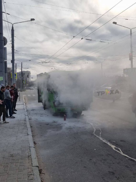 У Харкові під час руху загорілася маршрутка з пасажирами - відео