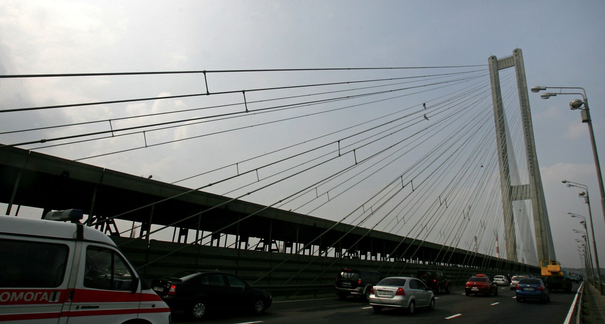 Движение транспорта ограничили на Южном мосту в Киеве