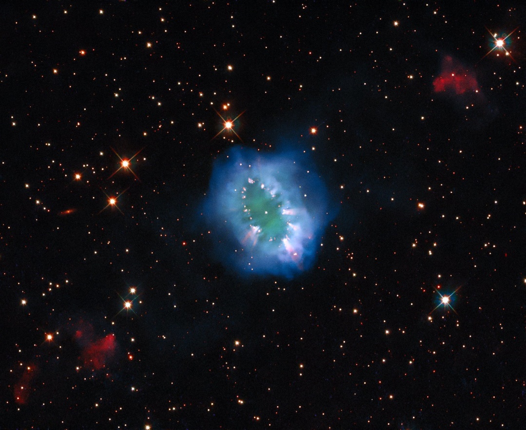 Hubble показал туманность Ожерелье в созвездии Стрелы