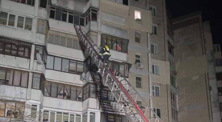 Пожежа в київській багатоповерхівці: врятували чоловіка із палаючої квартири