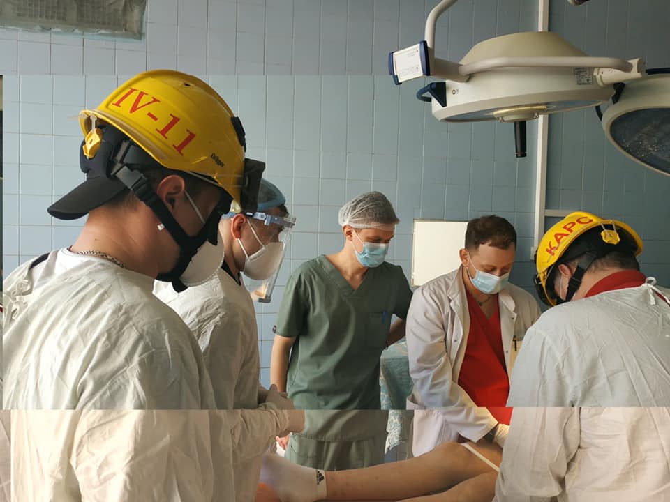 В Киеве спасли мужчину, который накрутил гайку на половой орган - фото