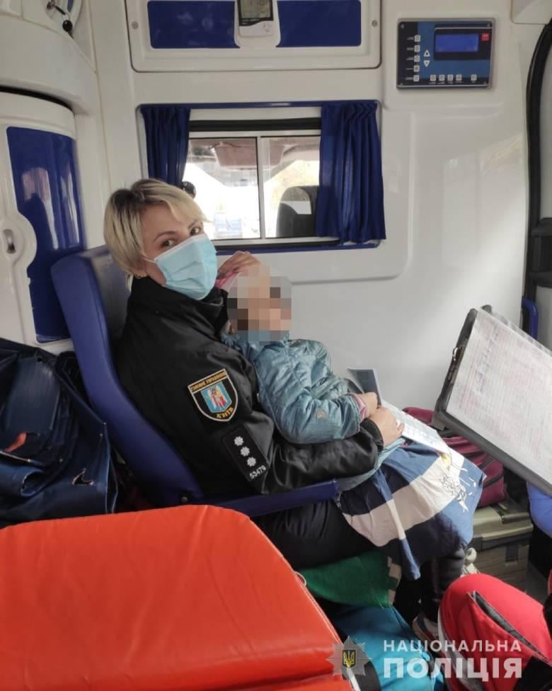 Трирічна дівчинка, яку знайшли у наркоманів в Києві, потрапила до лікарні