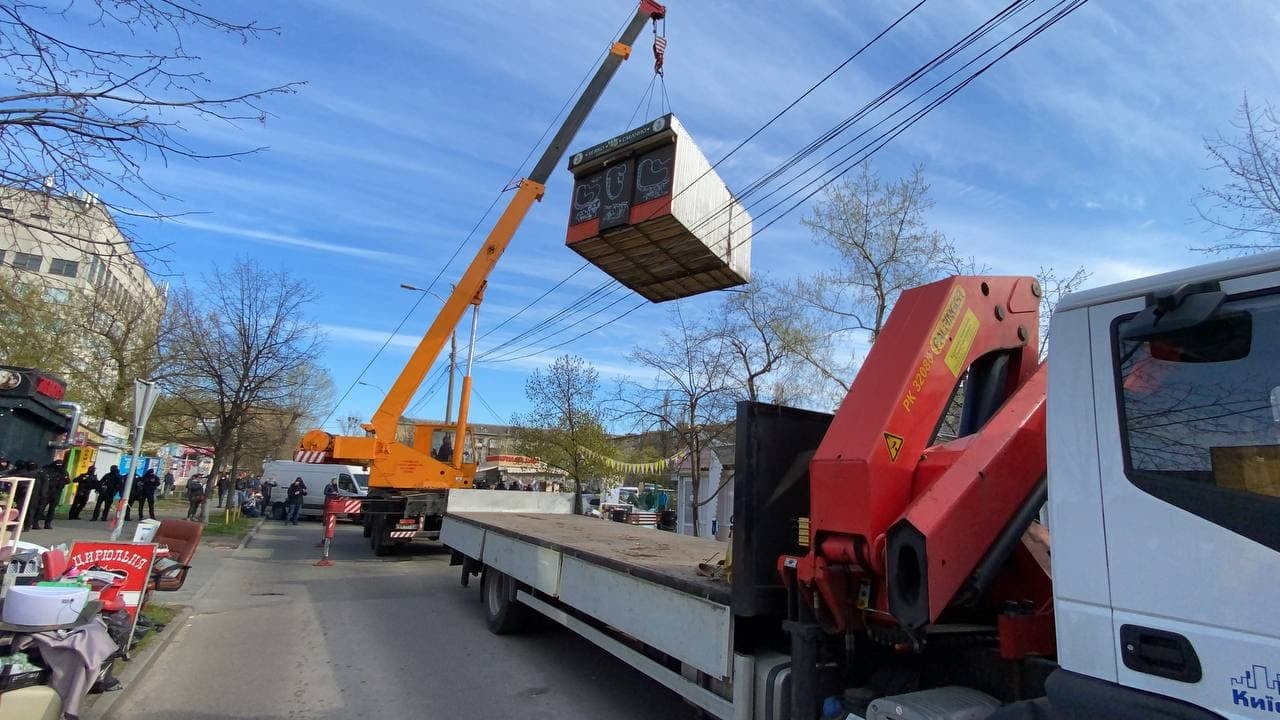 Демонтаж МАФів у Києві: сутички з силовиками та протестувальники в автозаках