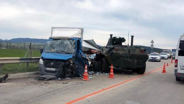 Російський БТР протаранив автівку в окупованому Криму - відео