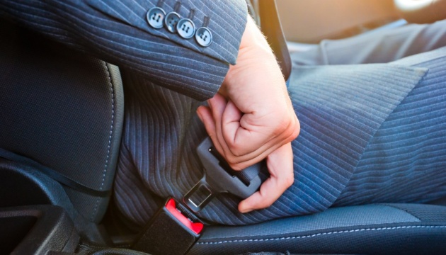Ремнями безопасности постоянно пристегиваются 39% украинских водителей