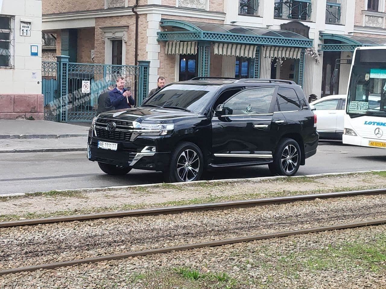 Кілер розстріляв водія позашляховика у центрі Дніпра - відео
