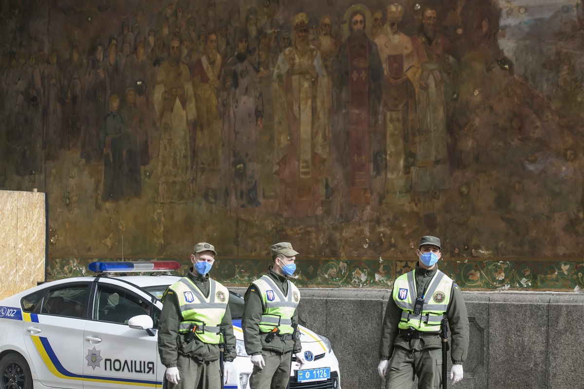 Київ посилить патрулювання кладовищ під час поминальних днів