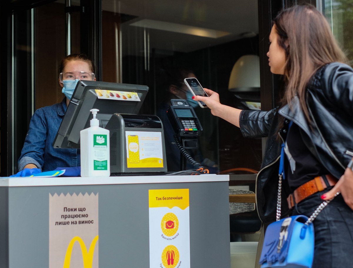 Через законопроєкт "Слуг народу" в Україні можуть зникнути Apple Pay та Google Pay