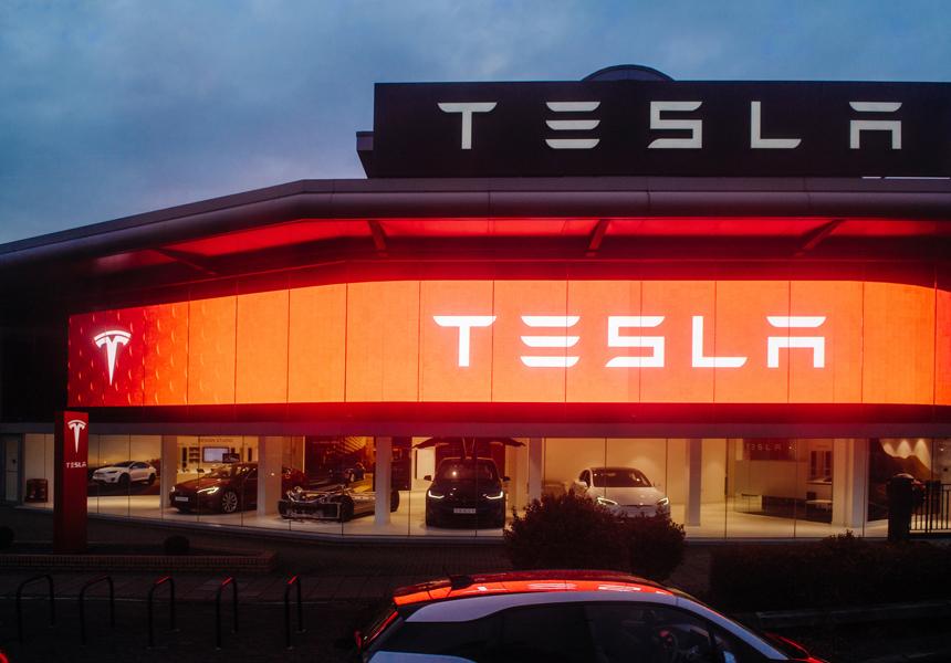 Tesla хоче випускати електродвигуни для човнів та літаків