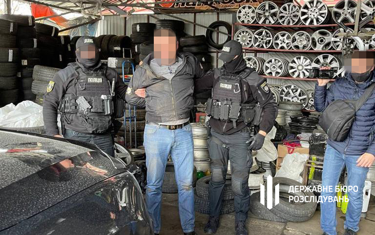 У Києві поліціянт за хабарі "дозволяв" роботу дискотек і ресторанів (фото, відео)