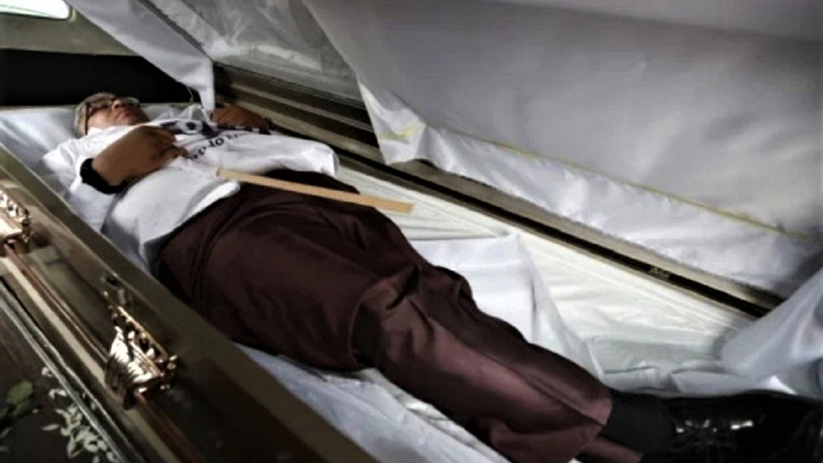 В Мексике кандидат в депутаты приехал на встречу с избирателями в гробу (видео)