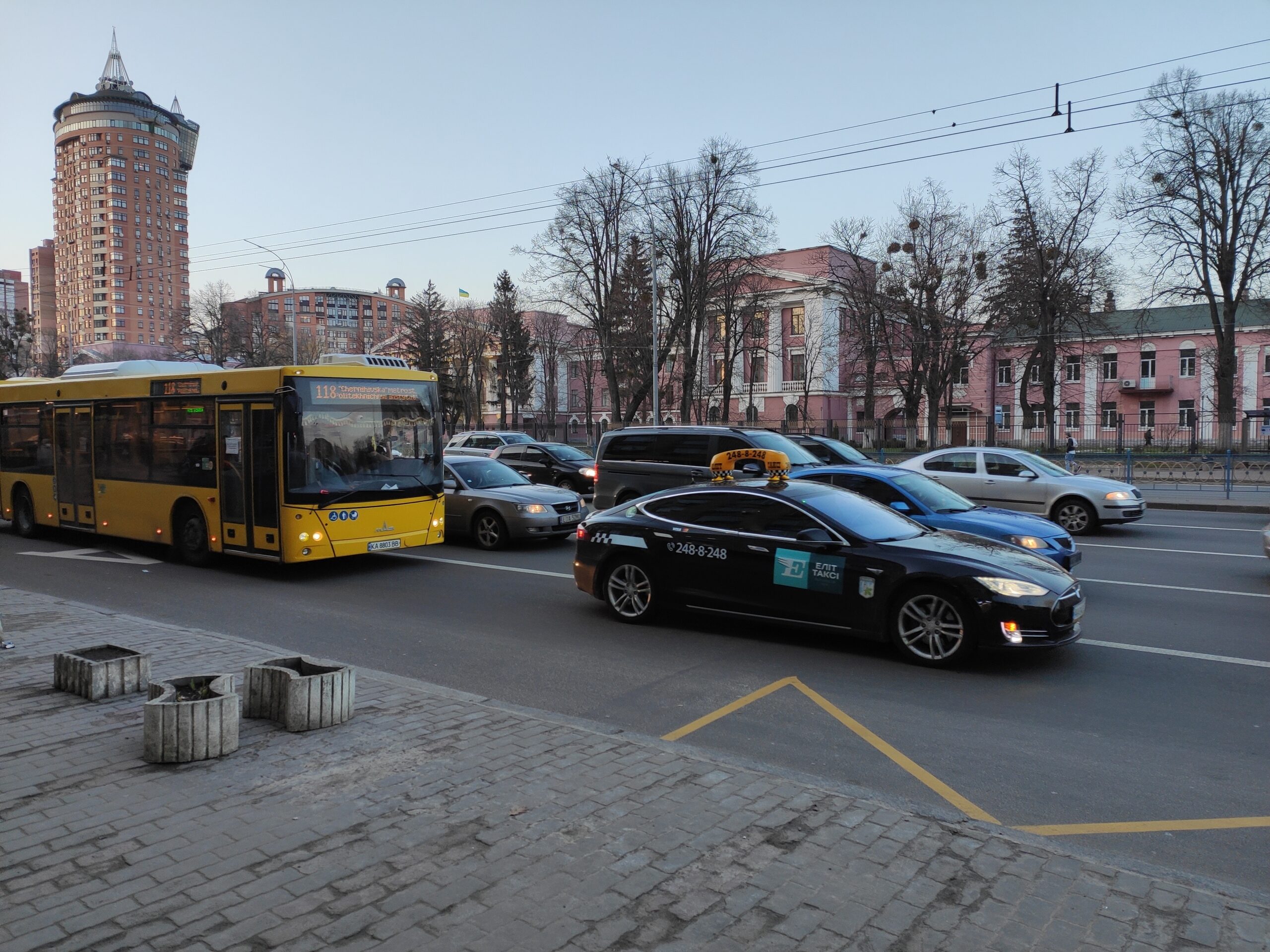 В Киеве движение транспорта затруднено - где самые большие пробки (карта)
