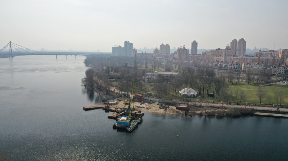 Кличко показал, как в Киеве строят новый пешеходный мост - видео