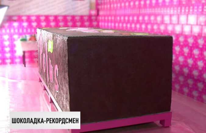 У Харкові спекли гігантський батончик вагою понад три тонни