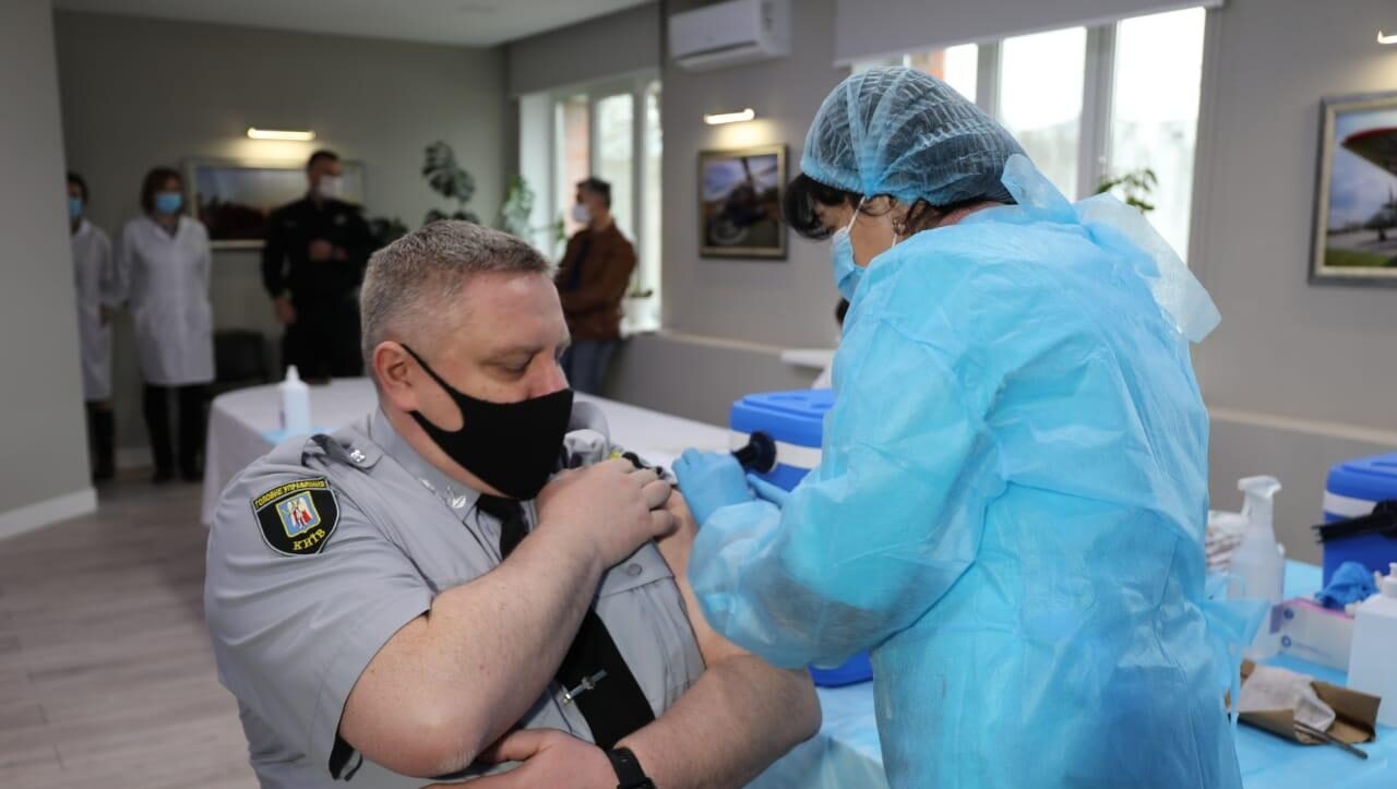 В Україні уже 200 правоохоронців зробили щеплення від COVID-19