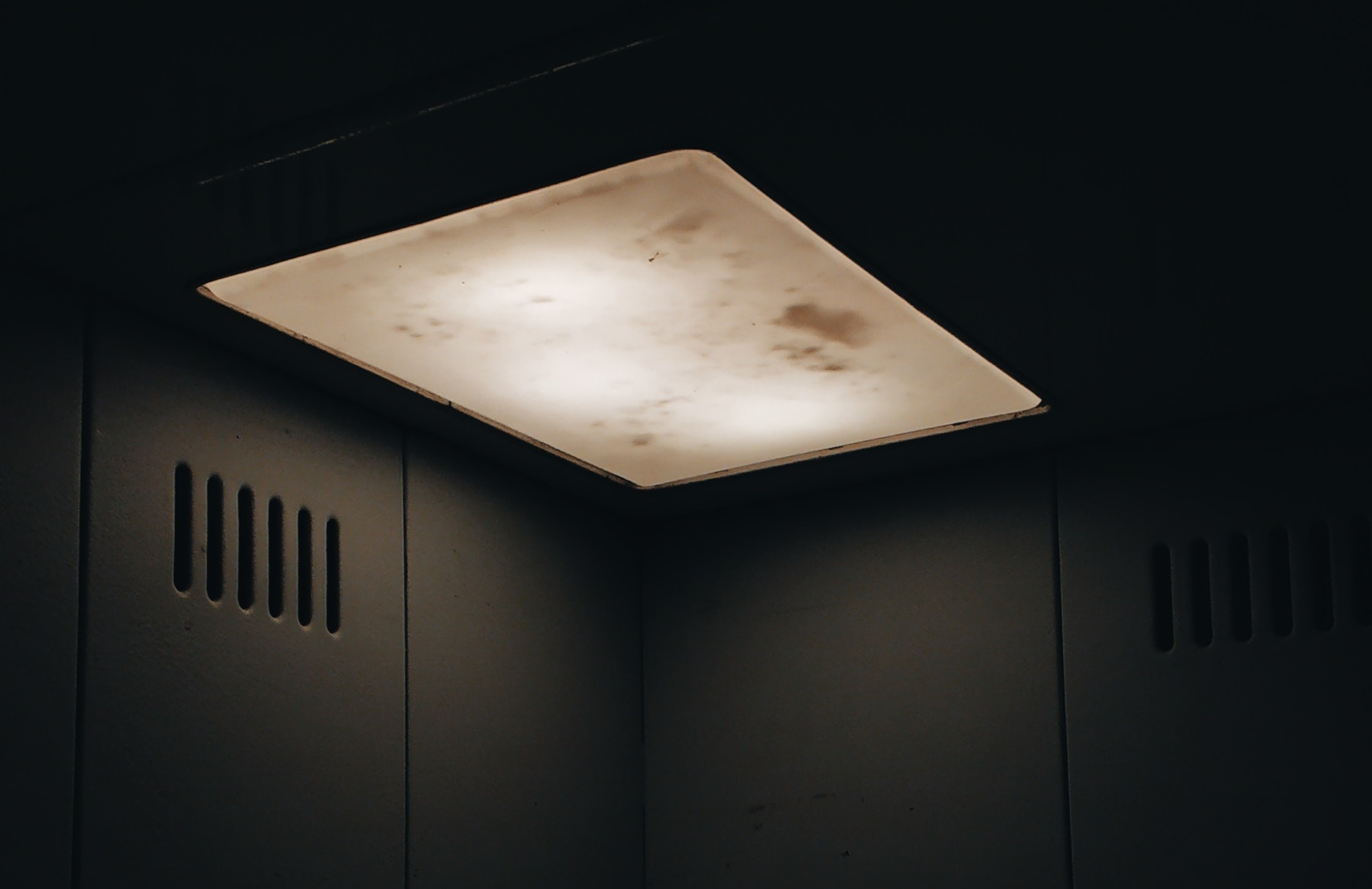 Лифт с восемью людьми упал в Одессе - есть пострадавшие