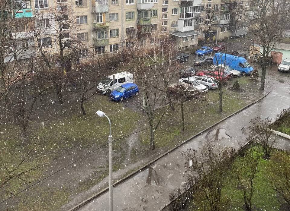 У Києві на початку квітня пішов сніг - фото