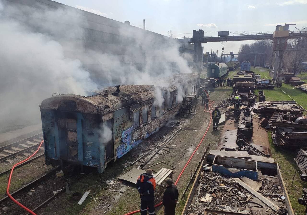 У Києві загорівся залізничний вагон - фото