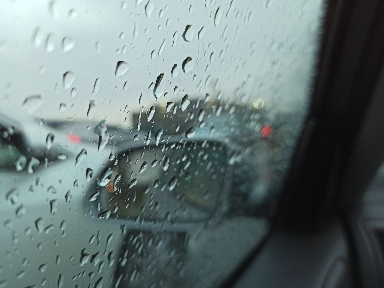 Мокрий сніг та дощі - синоптики про погоду в Україні на вихідні