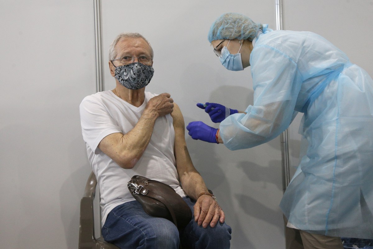 В Евросоюзе предупредили об отрицательных последствиях частой ревакцинации от коронавируса