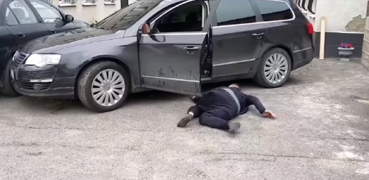 У Вінниці п`яний водій заповз у автівку і хотів їхати "у справах" (відео)