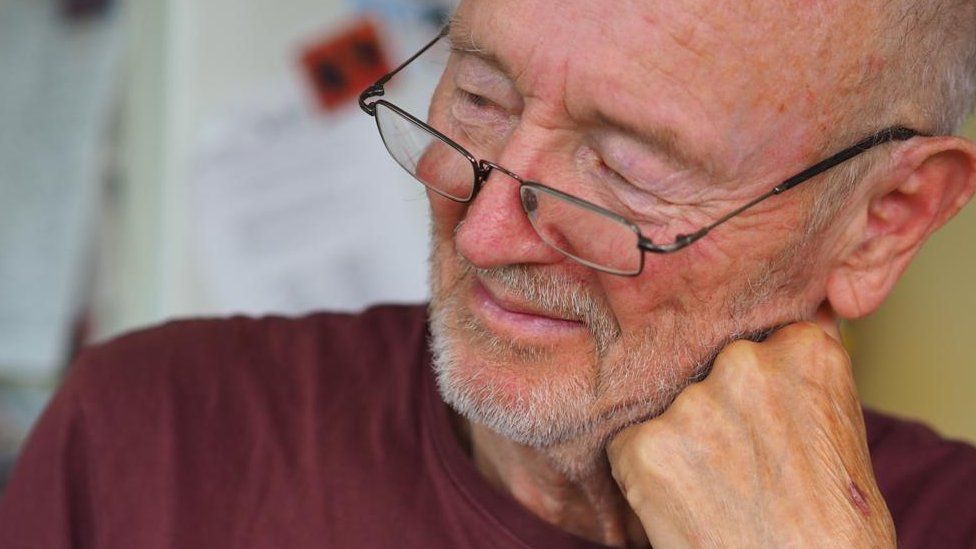 В Британии от инсульта умер один из первых covid - вакцинированных людей в мире