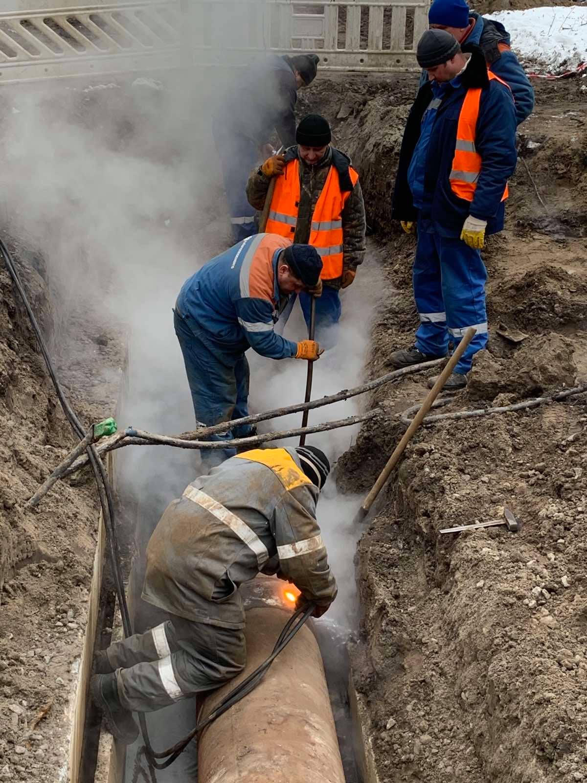 Вулицю в центрі Києва залило гарячою водою - відео